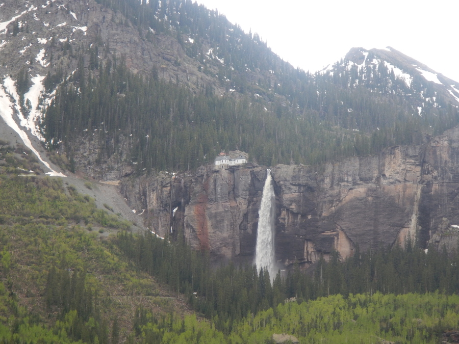 Telluride with its mountains and waterfalls in the background