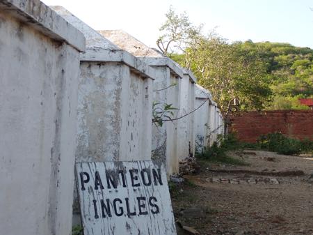 Tombs that make up the English cemetery in El Triunfo